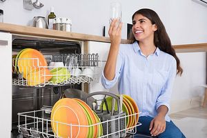 Как ставить посуду в посудомоечную машину? фото
